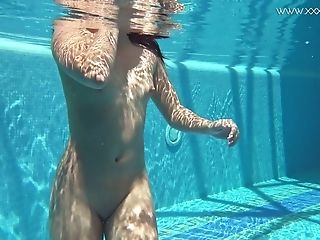 Russian Swimming Female Jessica Lincoln Demonstrate Striptease Under The Water